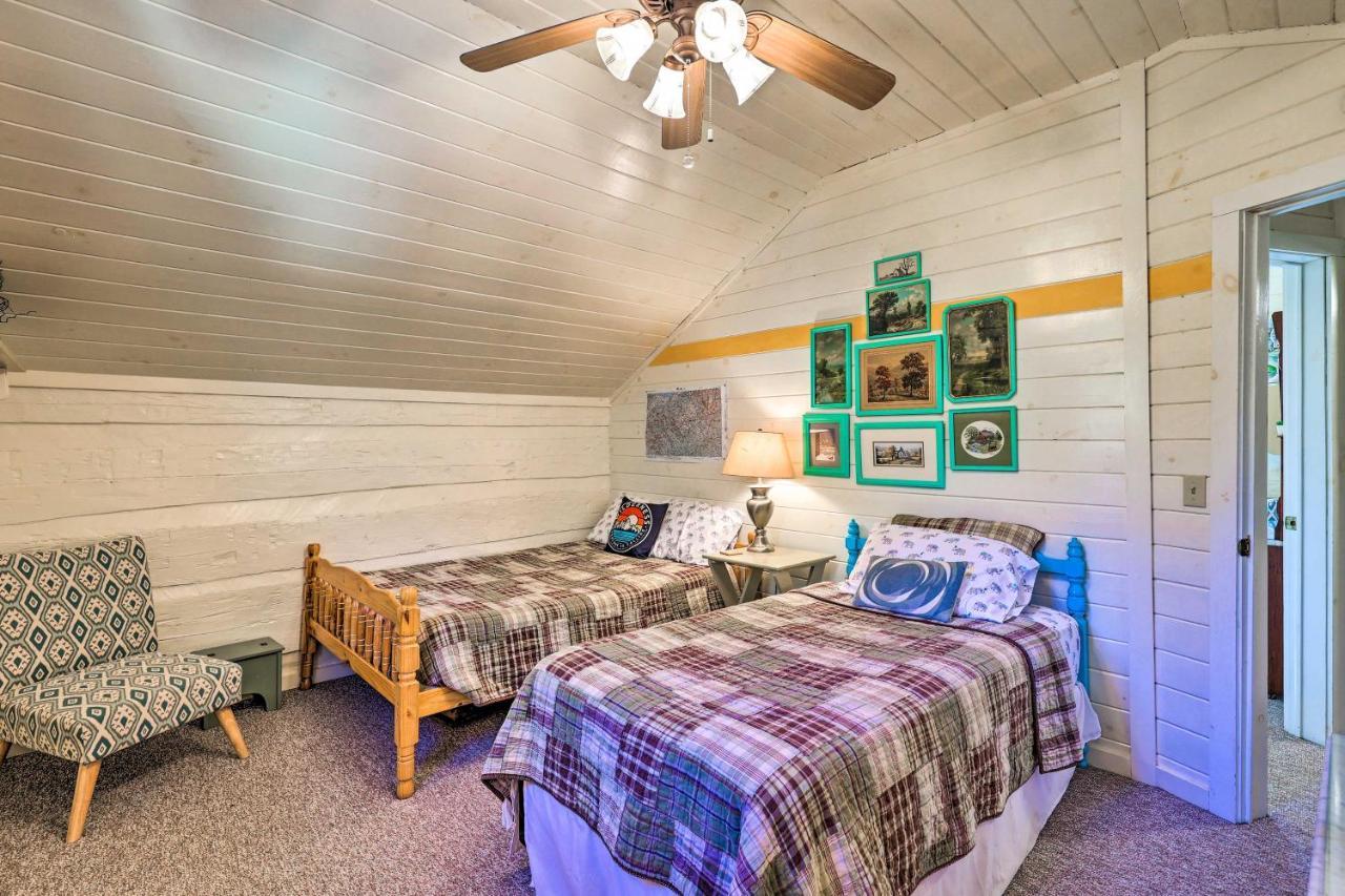 Riverfront Idyllic Lansing Home With Porch! מראה חיצוני תמונה