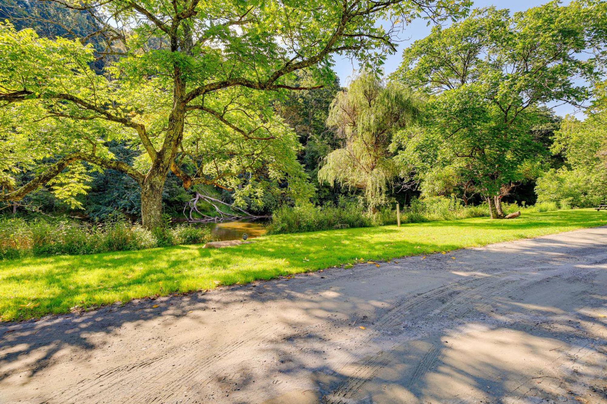 Riverfront Idyllic Lansing Home With Porch! מראה חיצוני תמונה