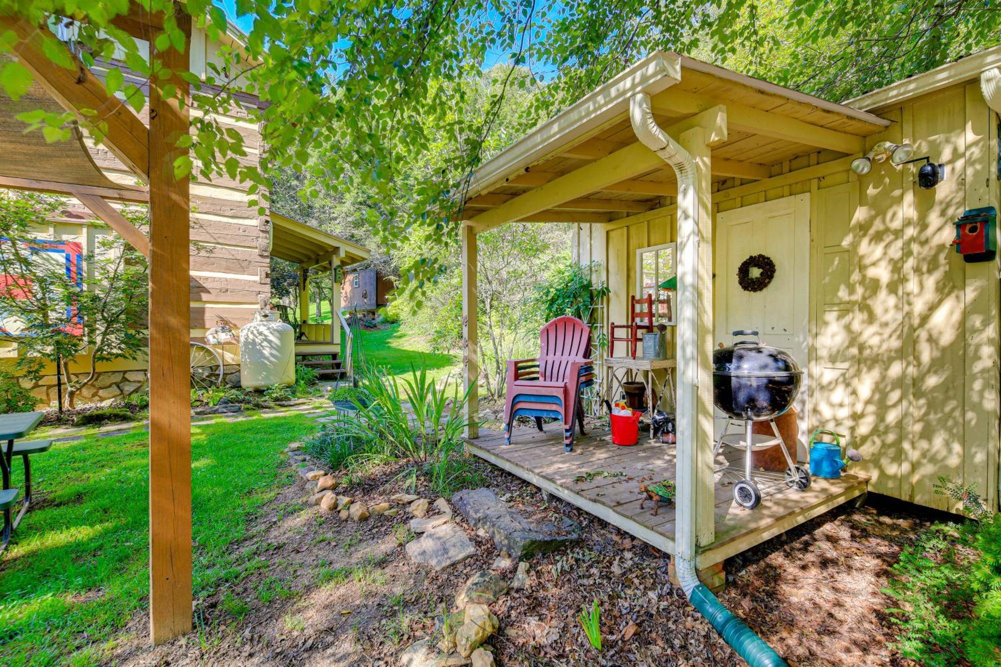 Riverfront Idyllic Lansing Home With Porch! מראה חיצוני תמונה