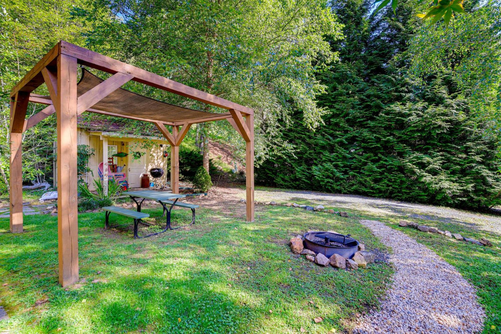 Riverfront Idyllic Lansing Home With Porch! מראה חיצוני תמונה