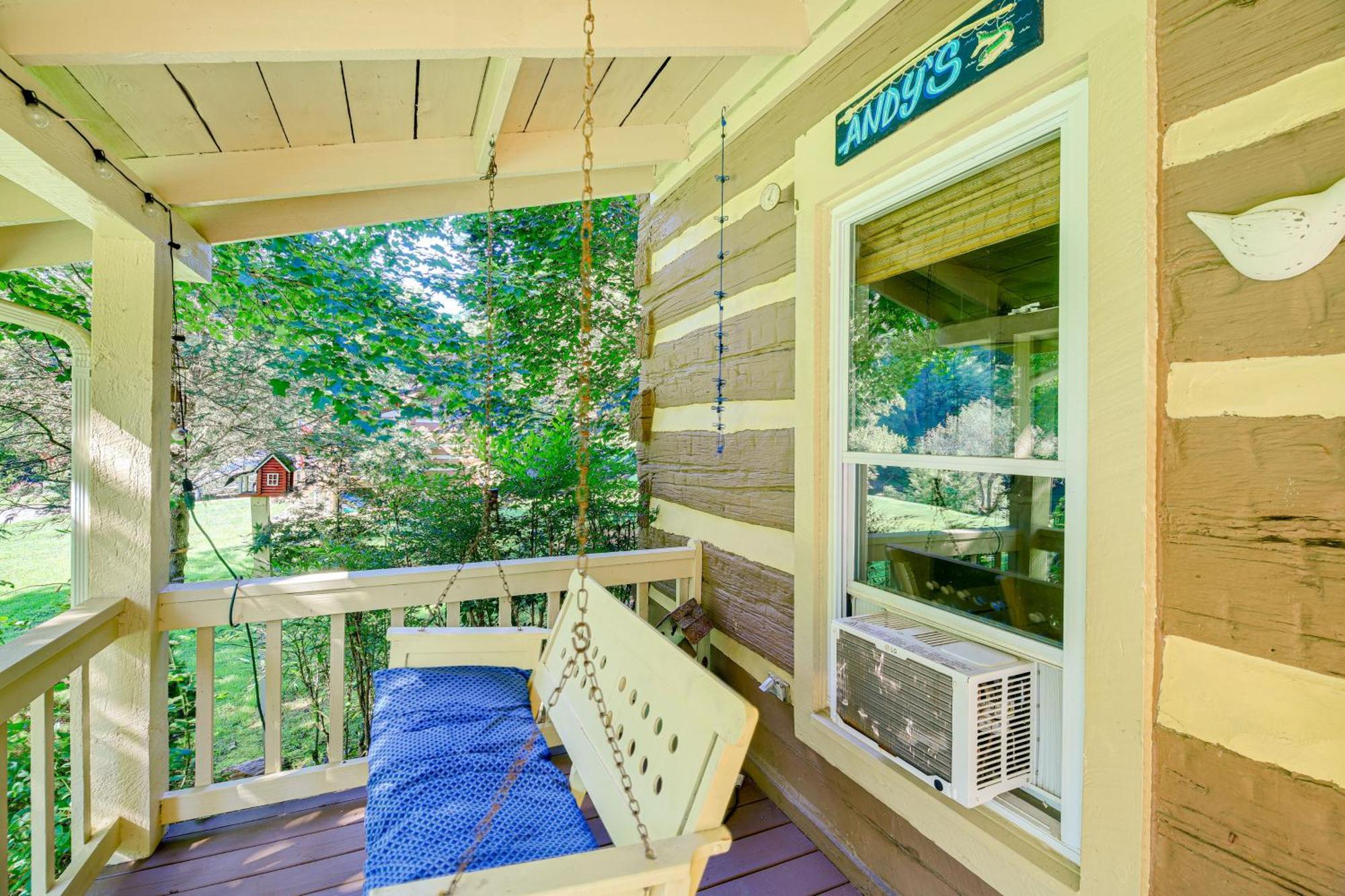 Riverfront Idyllic Lansing Home With Porch! מראה חיצוני תמונה