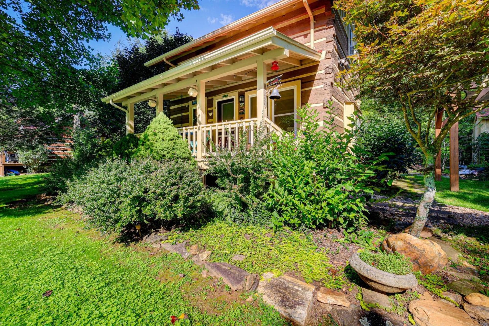 Riverfront Idyllic Lansing Home With Porch! מראה חיצוני תמונה