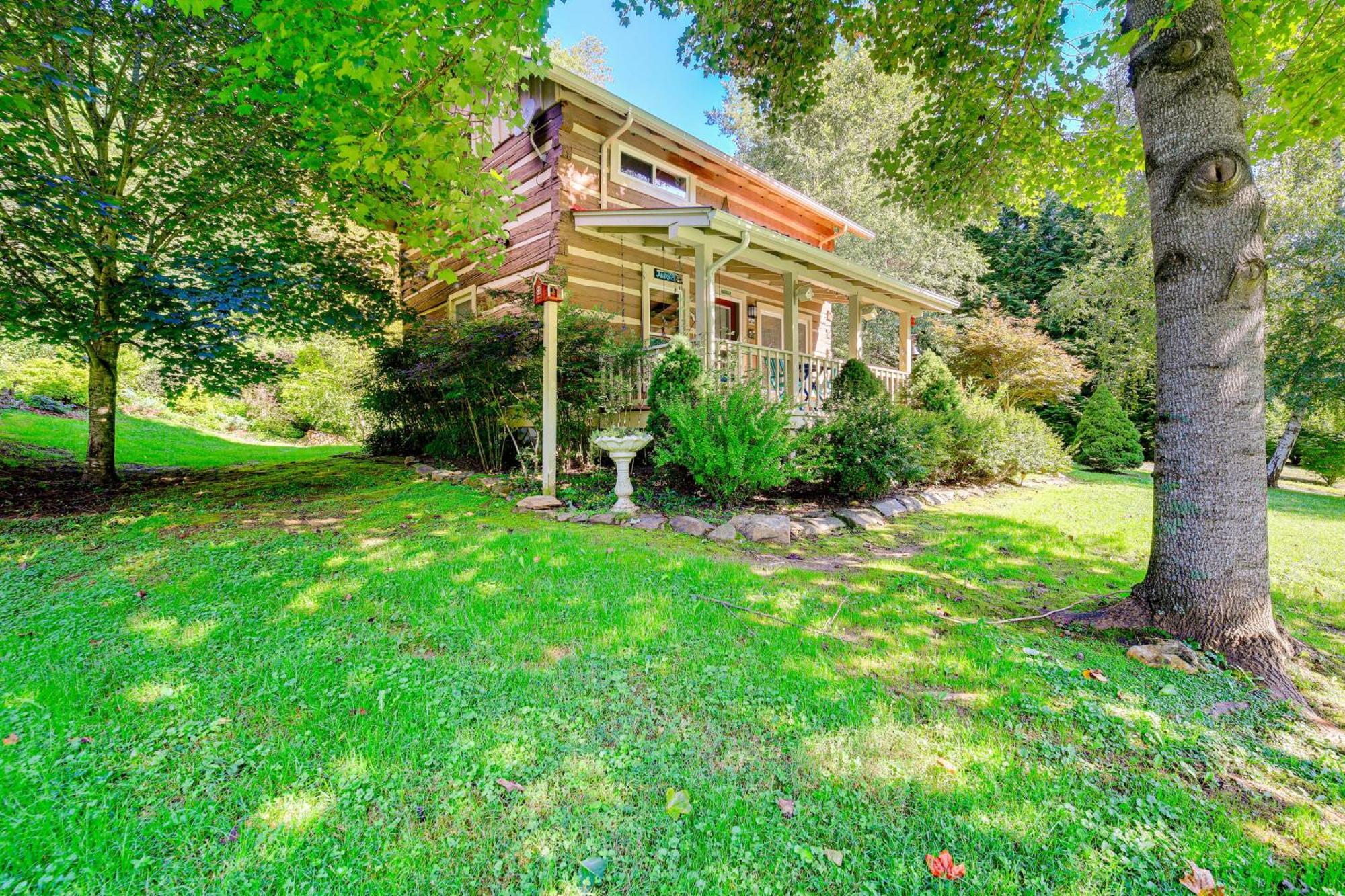 Riverfront Idyllic Lansing Home With Porch! מראה חיצוני תמונה