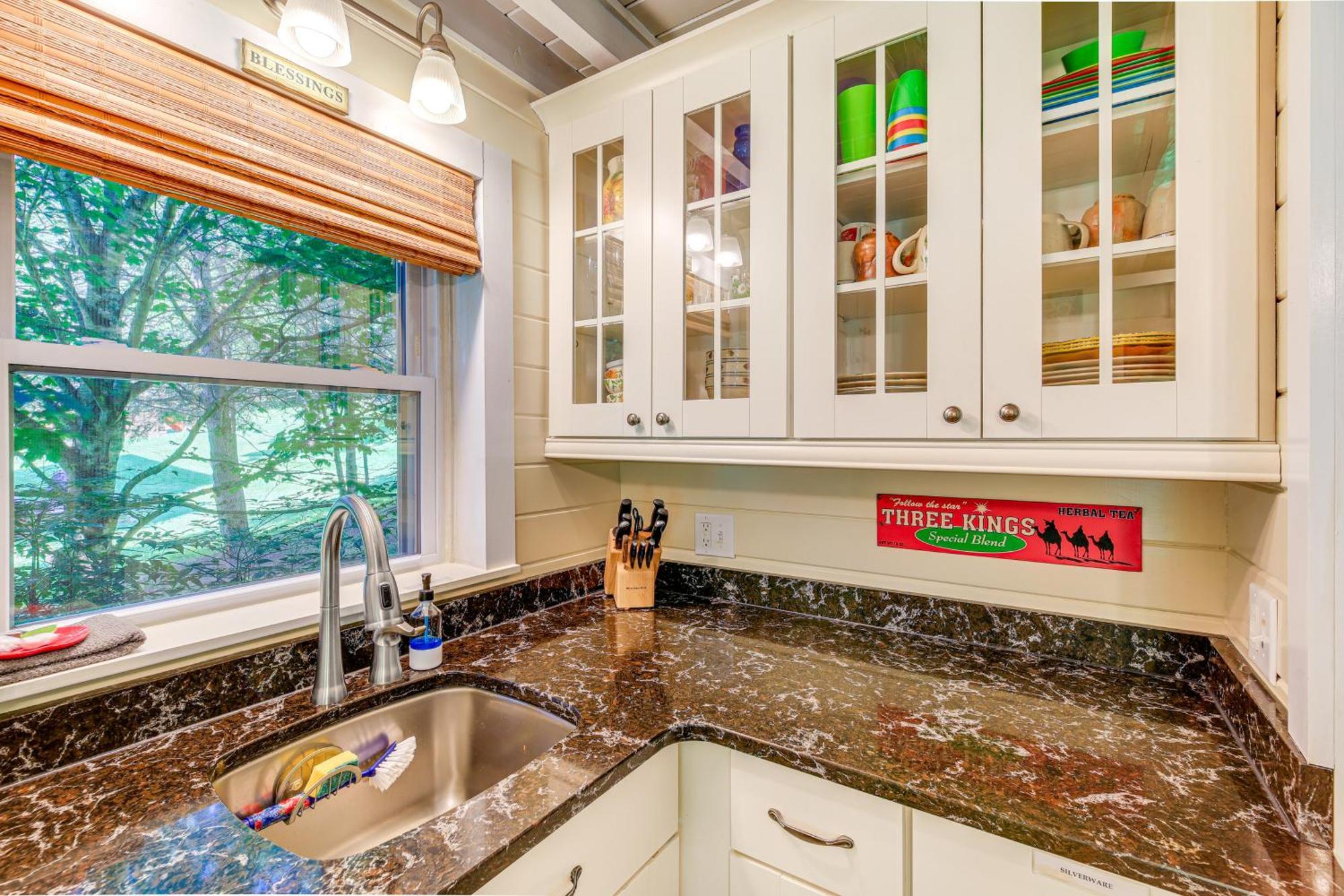 Riverfront Idyllic Lansing Home With Porch! מראה חיצוני תמונה
